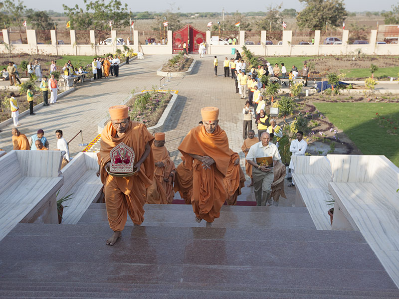 Pujya Mahant Swami, Pujya Doctor Swami, Pujya Kothari Swami, Pujya Tyagvallabh Swami with Shri Harikrishna Maharaj on the way to mandir