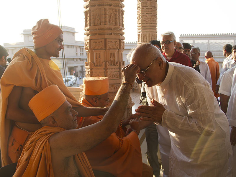 Sadhus apply chandlo to devotees