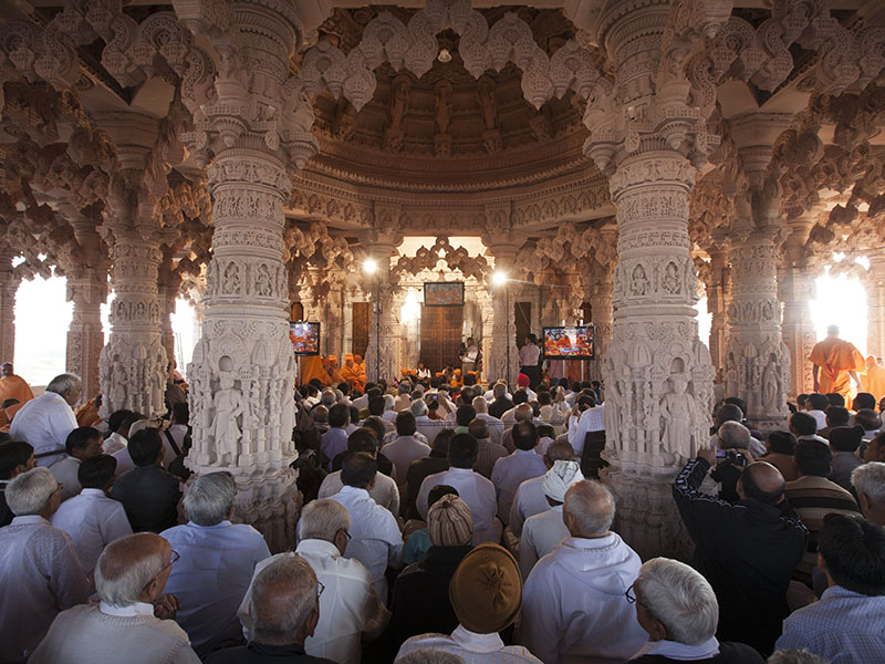 Devotees during the murti-pratishtha mahapuja