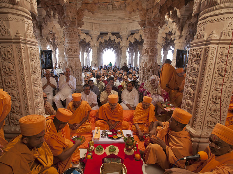 Murti-Pratishtha mahapuja being performed by Pujya Mahant Swami, Pujya Kothari Swami and Pujya Tyagvallabh Swami