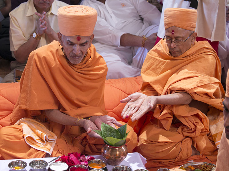 Murti-Pratishtha mahapuja being performed by Pujya Mahant Swami and Pujya Kothari Swami