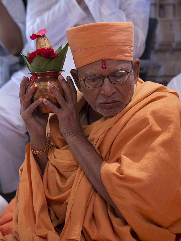 Murti-Pratishtha mahapuja rituals being conducted by Pujya Kothari Swami