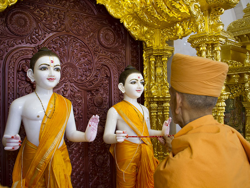 Pujya Mahant Swami performs murti-pratishtha rituals