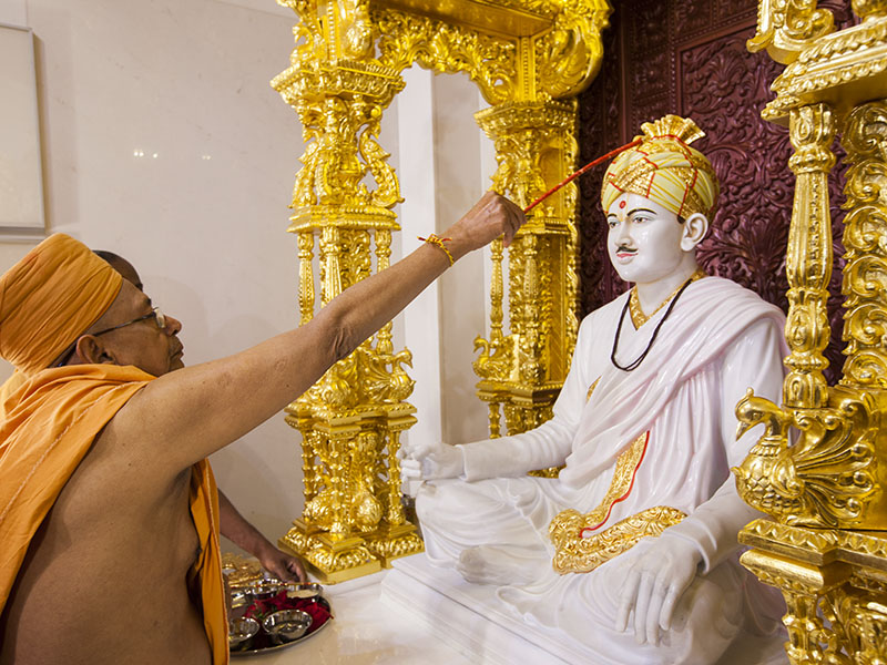 Pujya Tyagvallabh Swami performs murti-pratishtha rituals