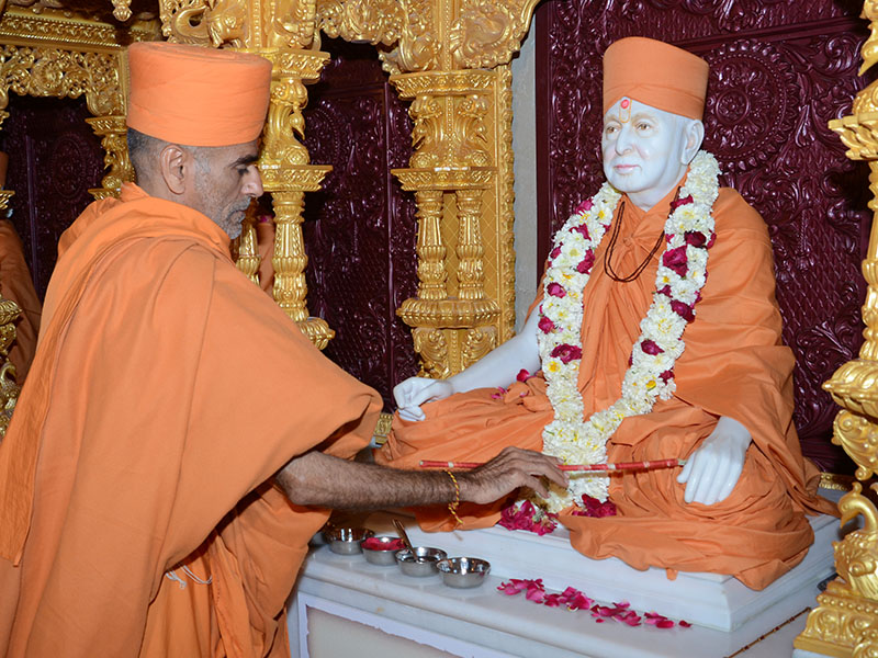 Anandswarup Swami performs murti-pratishtha rituals