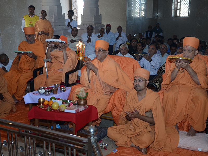 Pujya Doctor Swami and sadhus perform pratishtha arti
