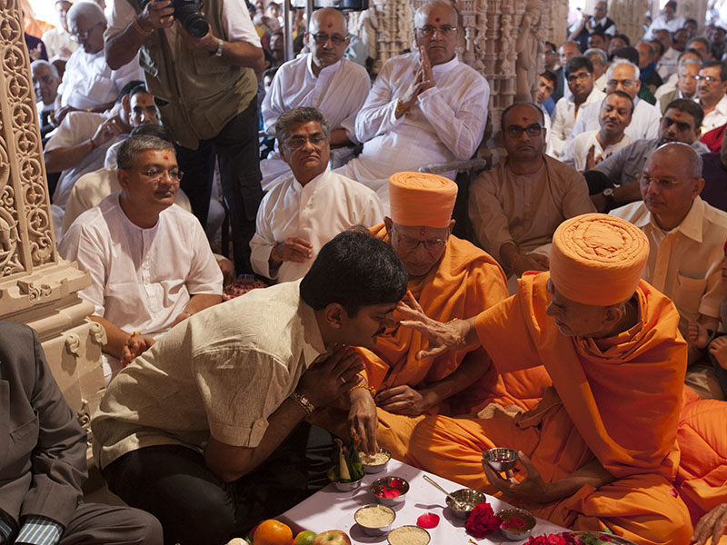 Pujya Mahant Swami blesses a devotee