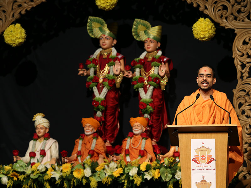 Paramtattva Swami delivers a discourse
