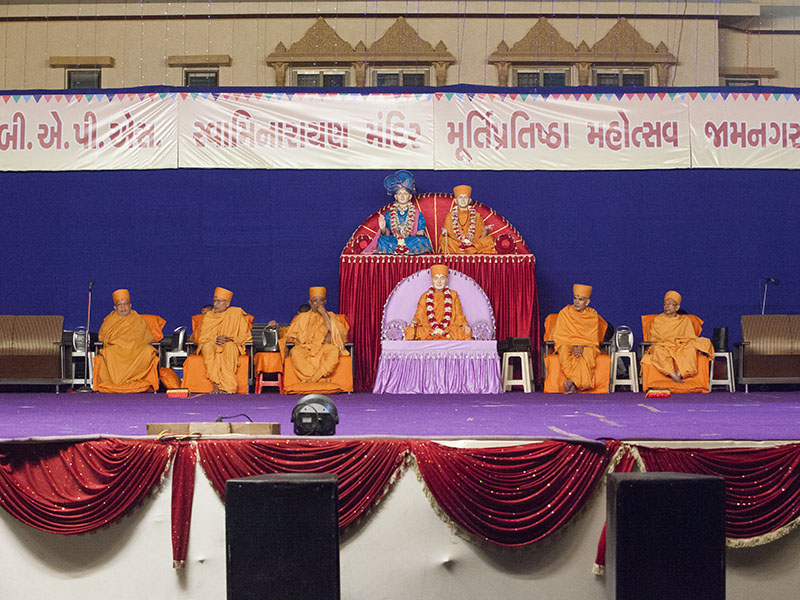 Pujya Mahant Swami, Pujya Doctor Swami, Pujya Kothari swami, Pujya Tyagvallabh Swami and Pujya Ghanshyamcharan Swami on the stage