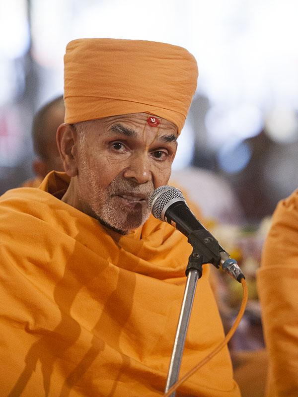 Pujya Mahant Swami gives blessings during the yagna