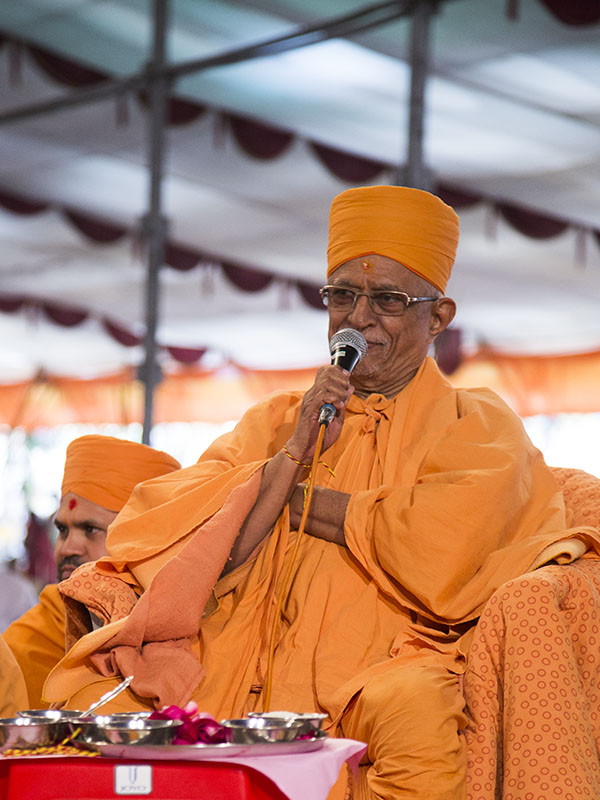 Pujya Doctor Swami gives blessings during the yagna