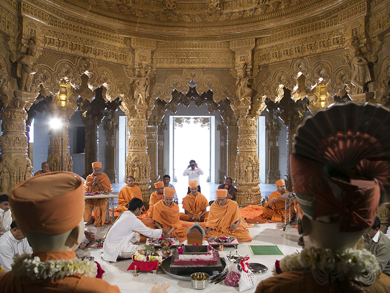 Vastu - mahapuja being conducted by Pujya Keshavjivan Swami (Pujya Mahant Swami) and Pujya Bhaktipriya Swami (Pujya Kothari Swami)