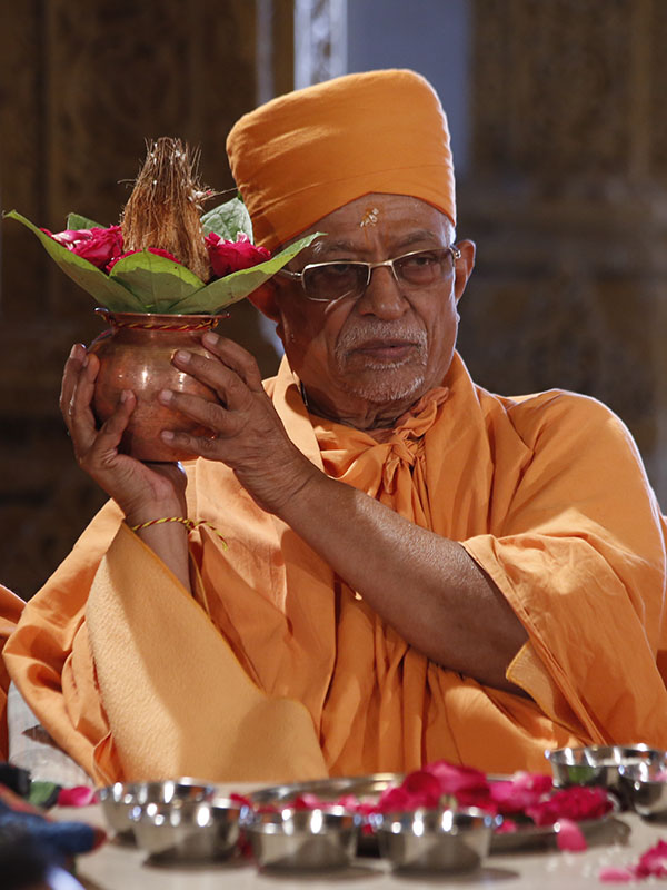 Pujya Swayamprakash Swami (Pujya Doctor Swami) engaged in mahapuja rituals