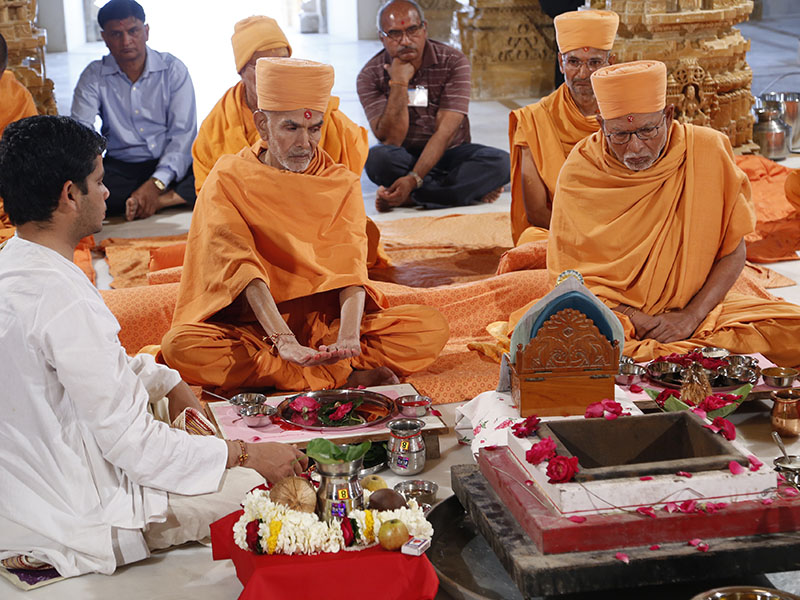 Pujya Mahant Swami and Pujya Kothari Swami perform mahapuja rituals