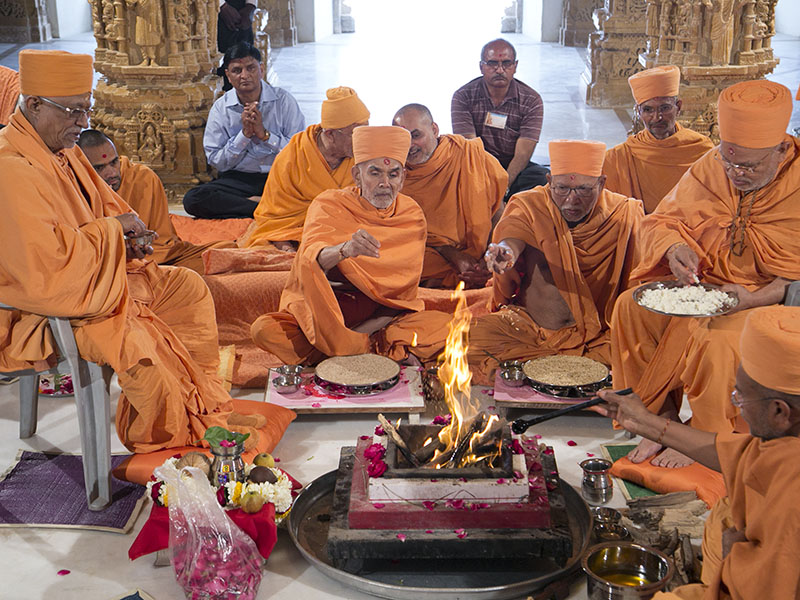 Pujya Mahant Swami, Pujya Doctor Swami and Pujya Kothari Swami perform mahapuja rituals