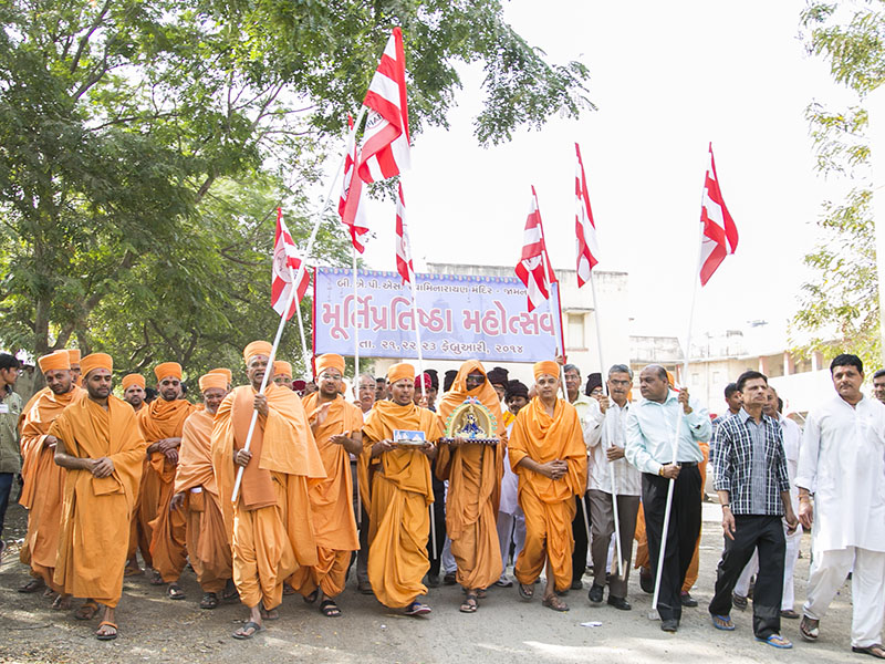 Nagar Yatra - Sadhus lead the procession through the streets of Jamnagar