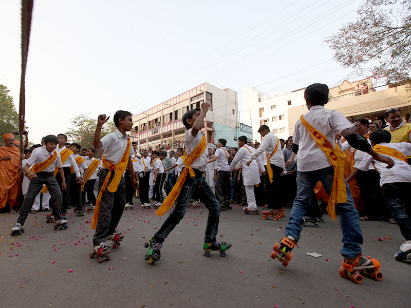 Kids participate in the Nagar Yatra