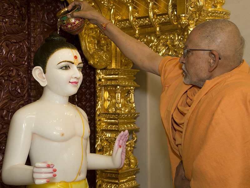 Pujya Kothari Swami performs 'Snapan' (snan) vidhi of murti