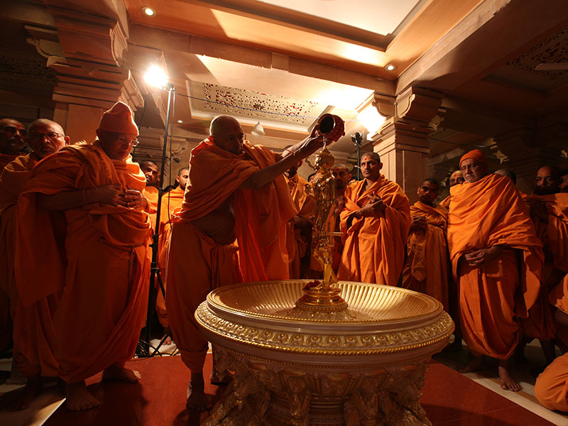 Pujya Tyagvallabh Swami performs 'Snapan' (snan) vidhi of murti