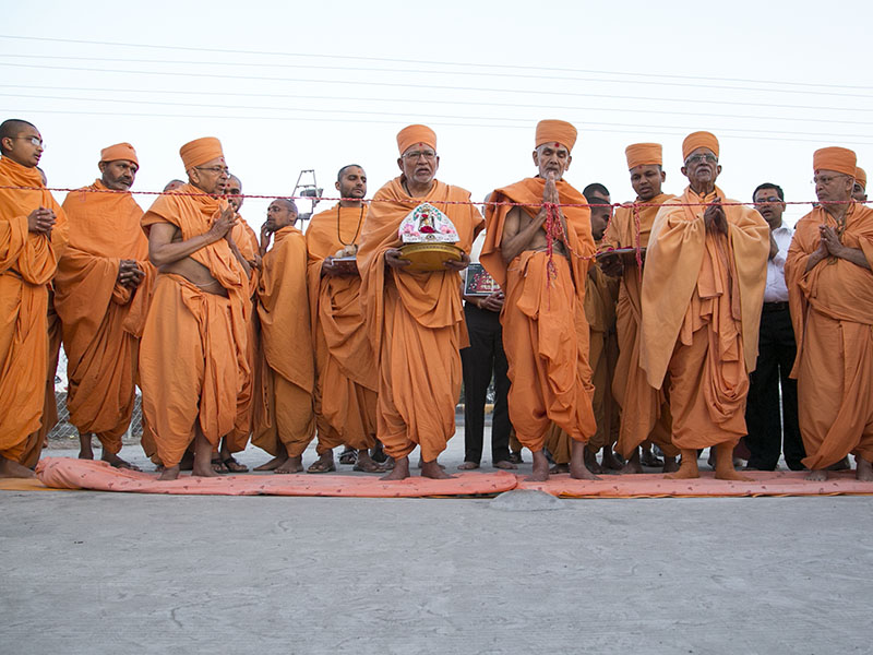 Pujya Mahant Swami, Pujya Doctor Swami, Pujya Kothari Swami, Pujya Tyagvallabh Swami perform mandir pravesh rituals