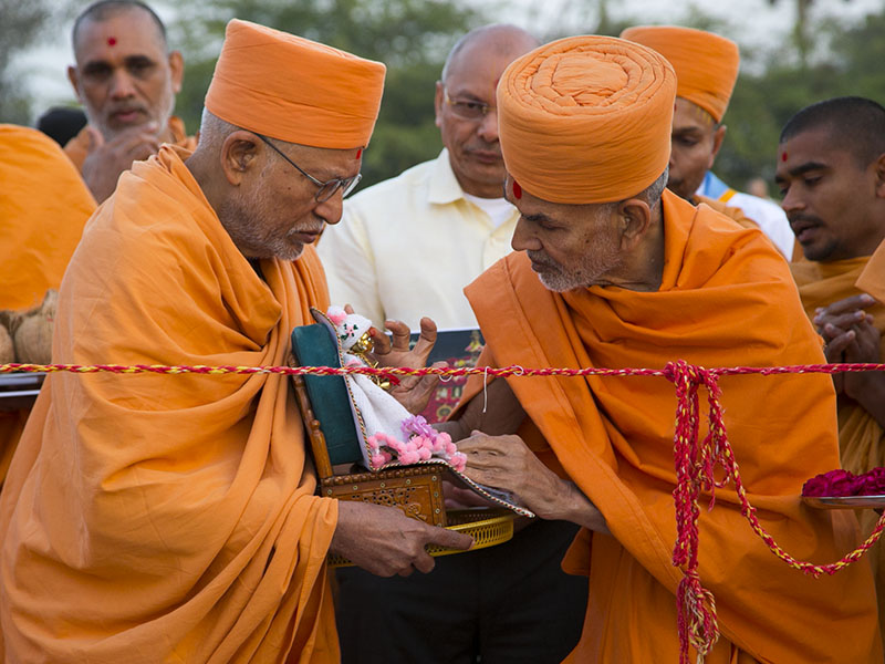 Pujya Mahant Swami performs pujan of Thakorji