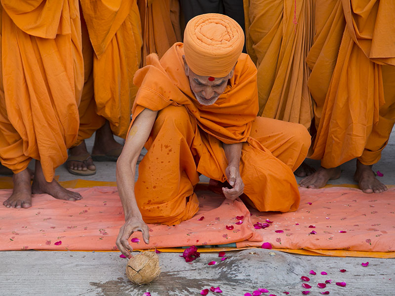 Pujya Mahant Swami performs mandir pravesh rituals