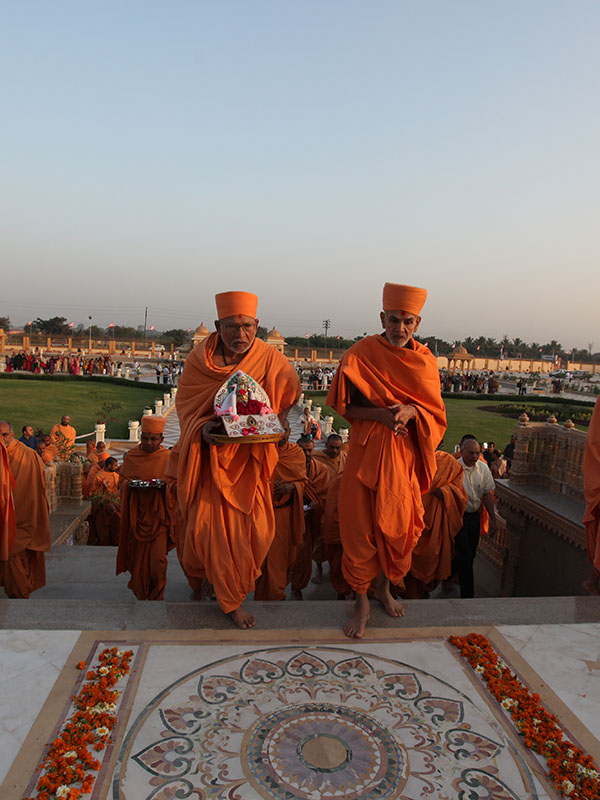 Pujya Mahant Swami, Pujya Kothari Swami with Shri Harikrishna Maharaj on the way to mandir