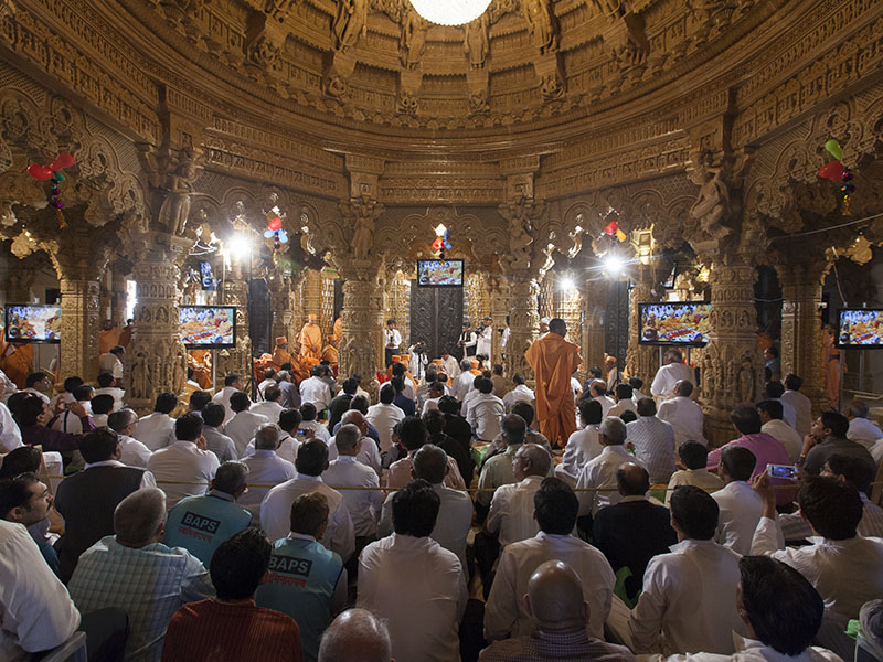 Devotees during the murti-pratishtha mahapuja
