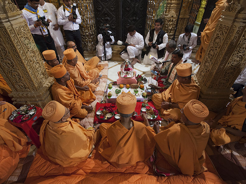 Murti-Pratishtha mahapuja being performed by Pujya Mahant Swami, Pujya Kothari Swami and Pujya Tyagvallabh Swami