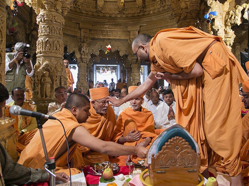 Dharmanidhi Swami performs pujan of Pujya Kothari Swami