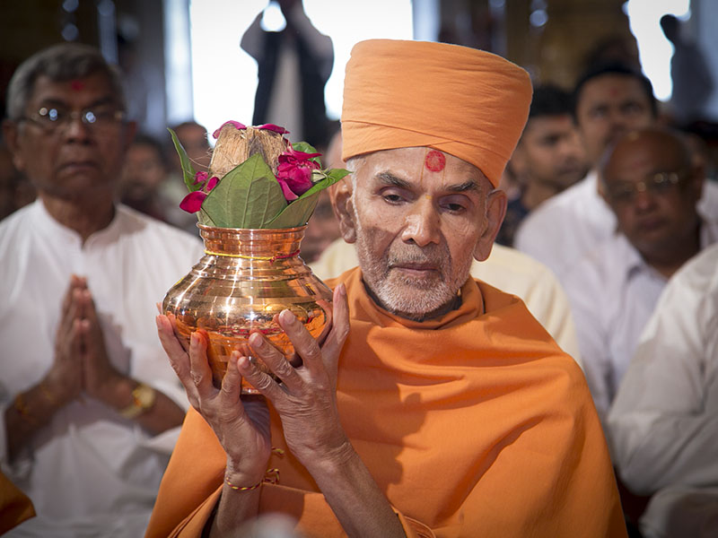 Murti-Pratishtha mahapuja rituals being performed by Pujya Mahant Swami