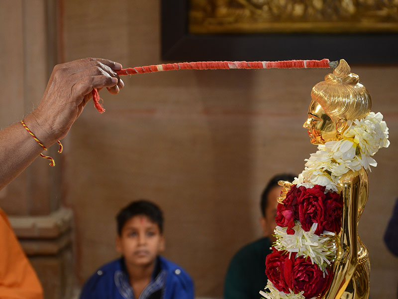 Pujya Doctor Swami performs murti-pratishtha rituals