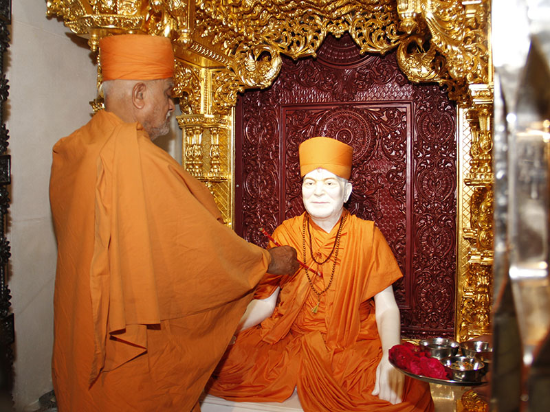 Murti-pratishtha rituals of guru-parampara
