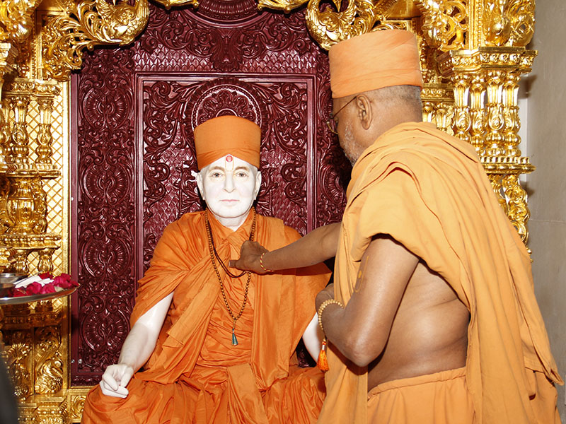 Murti-pratishtha rituals of guru-parampara