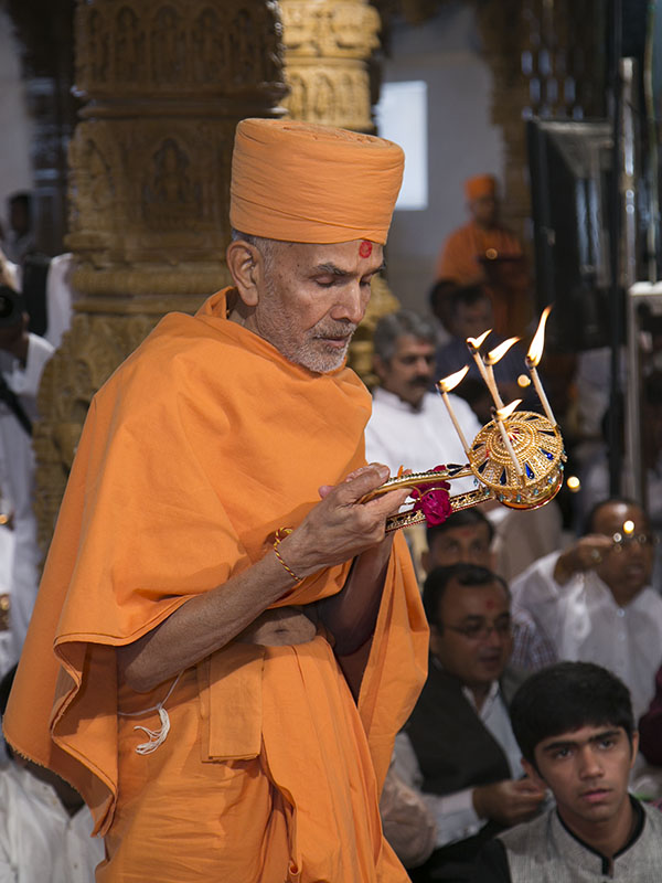 Pujya Mahant Swami performs pratishtha arti