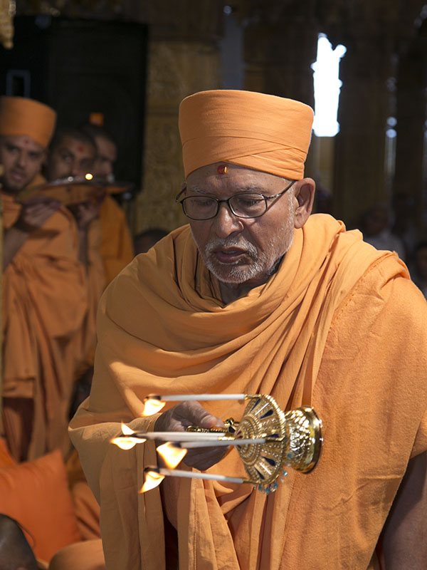 Pujya Kothari Swami performs pratishtha arti