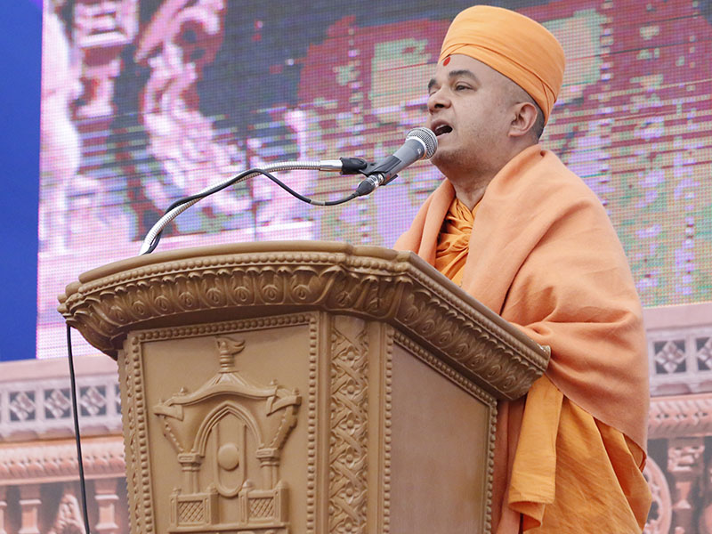 Brahmavihari Swami delivers a discourse