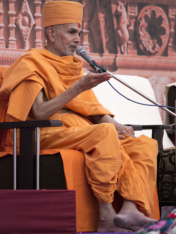 Pujya Mahant Swami blesses the audience