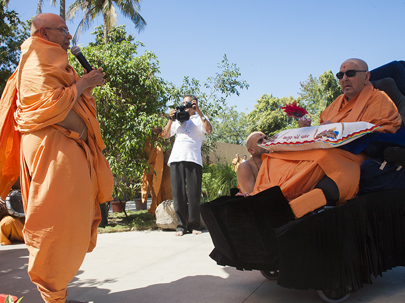 Pujya Tyagvallabh Swami offers prayers on behalf of all sadhus, in front of Swamishri