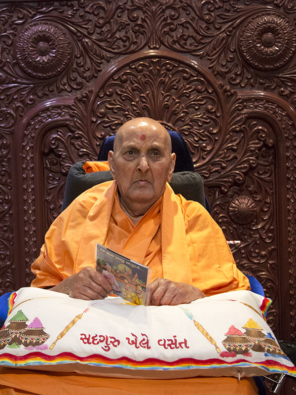 Swamishri inaugurates a new audio publication, 'Karu Vandana Pragji Sadguru ne...'