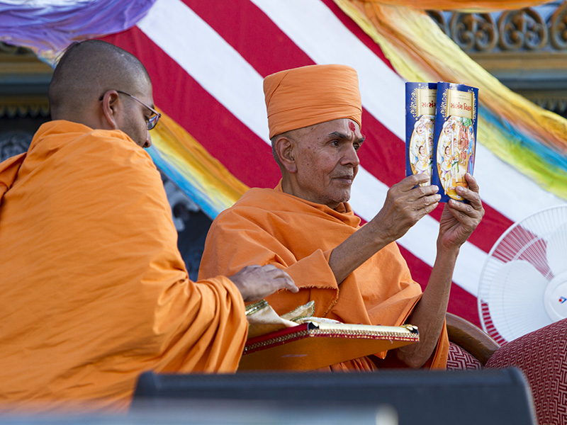 Pujya Mahant Swami inaugurates a new publication for kids, 'Satsang Vihar' 