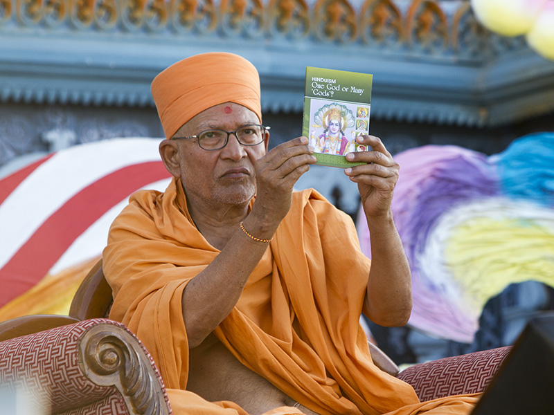 Pujya Kothari Swami inaugurates a new publication,  'Hinduism - One God or Many 'Gods'?'