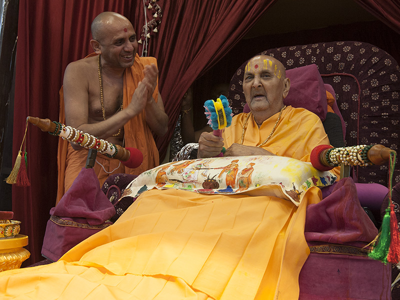 Swamishri waves a chhadi