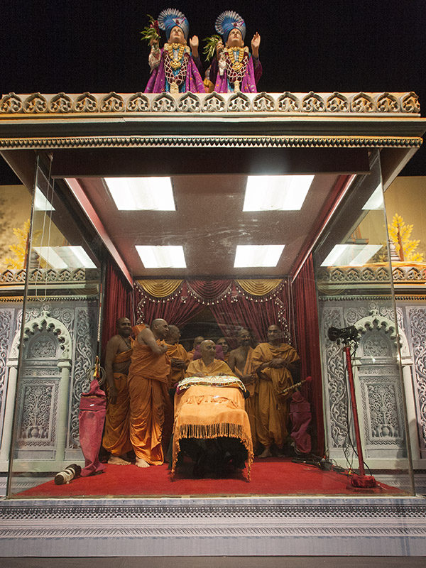 Swamishri on stage