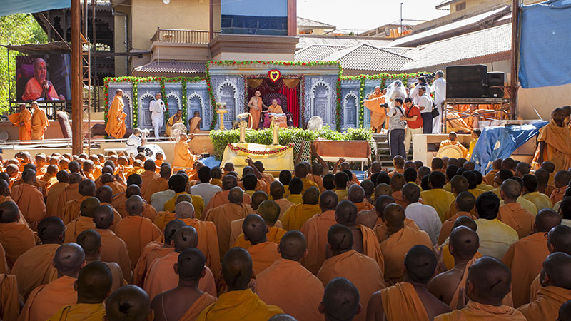 Swamishri arrives in the mandir grounds for rangotsav with sadhus
