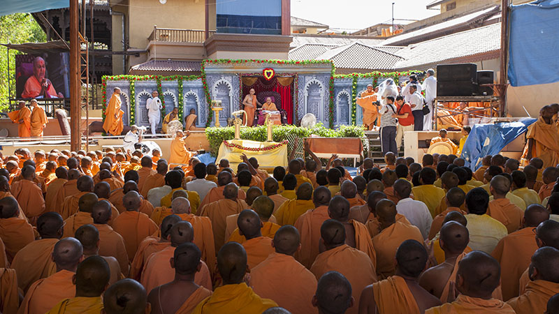 Brahmanand relave re... - Rangotsav with Sadhus