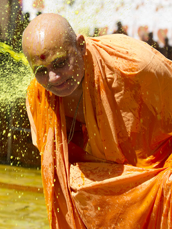 Swamishri sprays colored water on Pujya Viveksagar Swami