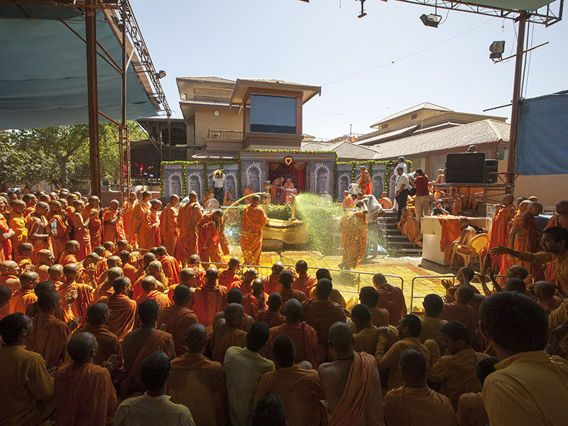Swamishri sprays sanctified colored water on sadhus... 'Brahmanand Relave Re...'