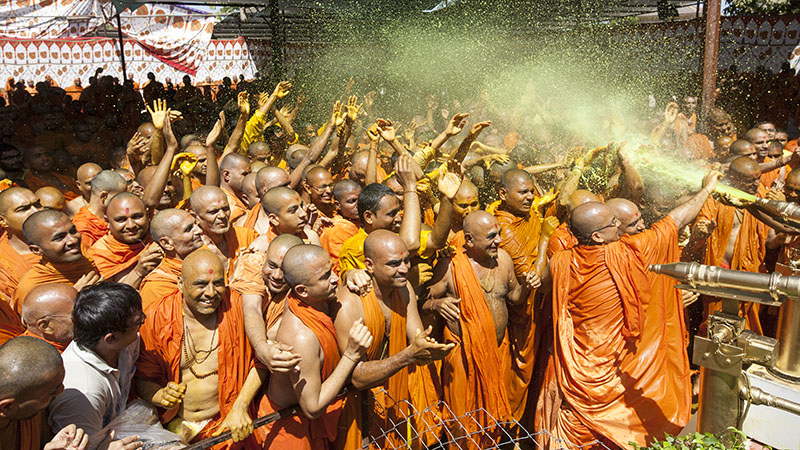 Swamishri sprays sanctified colored water on sadhus... 'Brahmanand Relave Re...'
