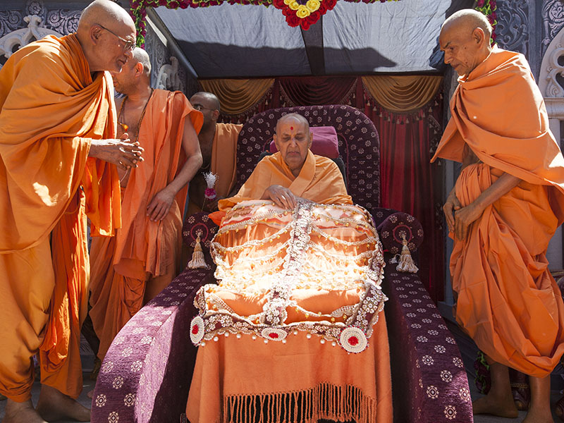 Pujya Mahant Swami and Pujya Kothari swami honor Swamishri with a shawl